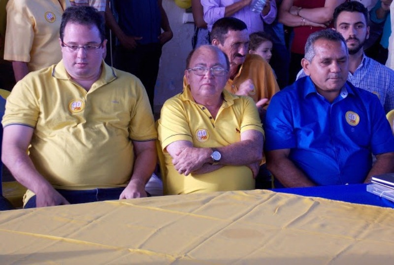 Erivelton Barros ao lado do ex-prefeito Gilberto Leal de Barros e o candidato a vice Teodorinho.
