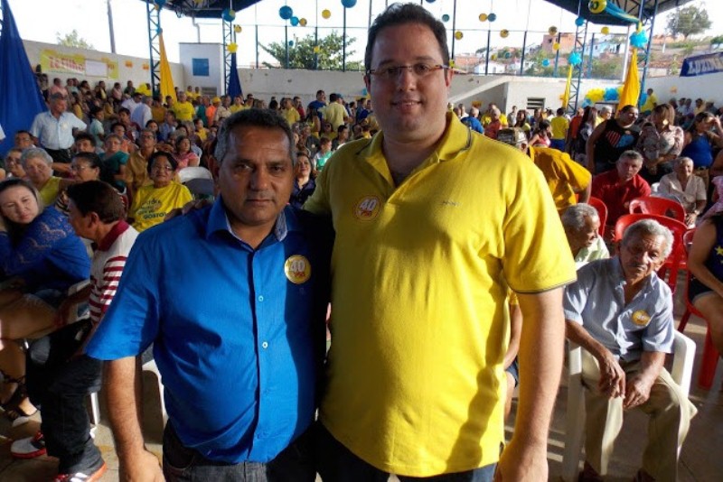 Erivelton Barros, de amarelo, com o companheiro de chapa Teodorinho.