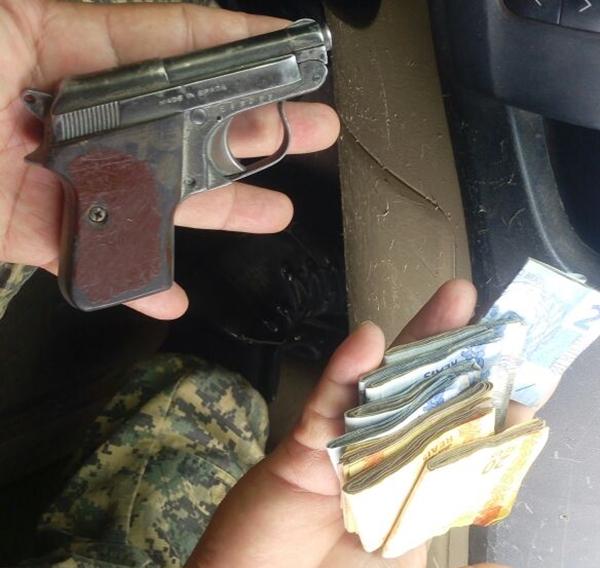 Polícia aprrende valor em dinheiro e uma pistola com menor