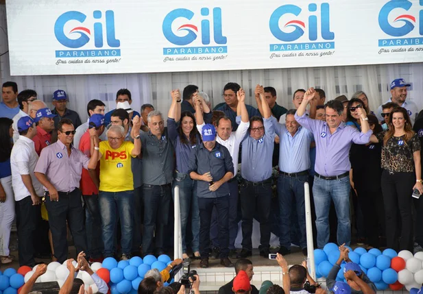 Correligionários de  Gil Paraibano comemoram sucesso da convenção.