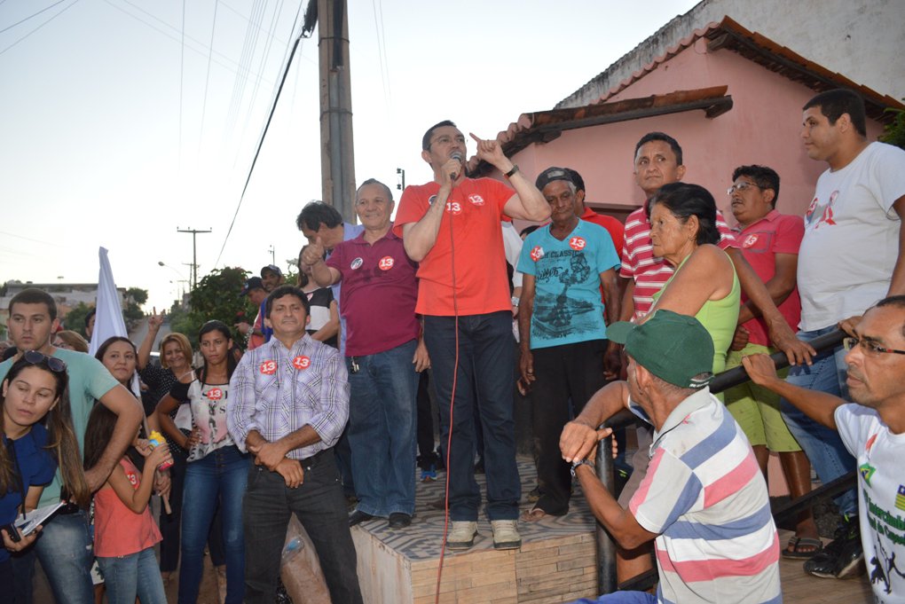 Padre Walmir discursa no bairro São José