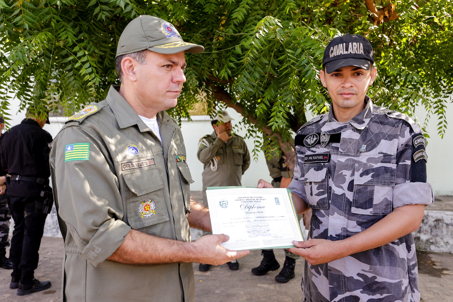 Comandante Geral entrega Diploma de Honra ao Mérito ao  SD Rafael