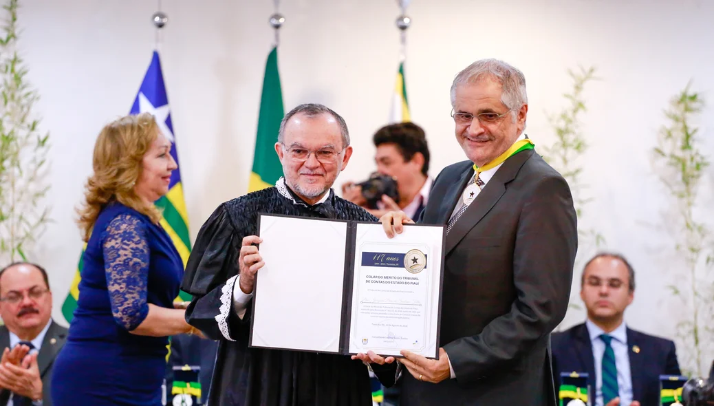 Joaquim Santana recebe medalha do colar do mérito