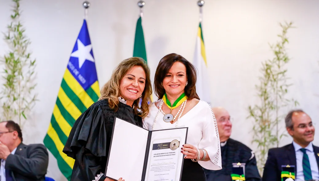 Kalina Rameiro recebe medalha do colar do mérito