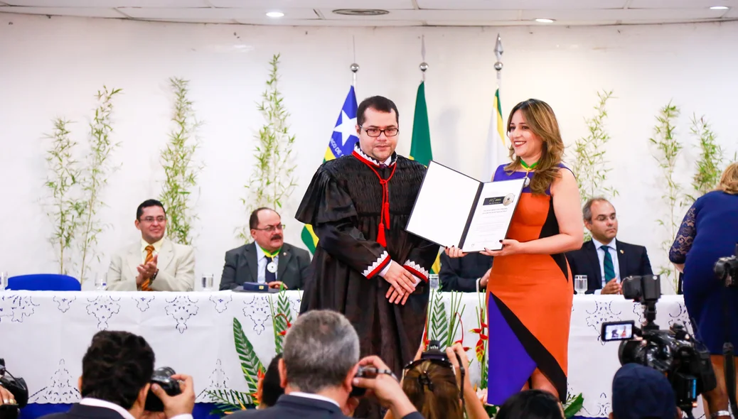 Rejane Dias é homenageada com medalha do colar do mérito 