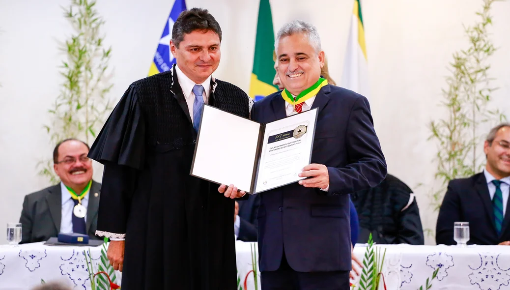 Robert Rios recebe medalha do colar do mérito