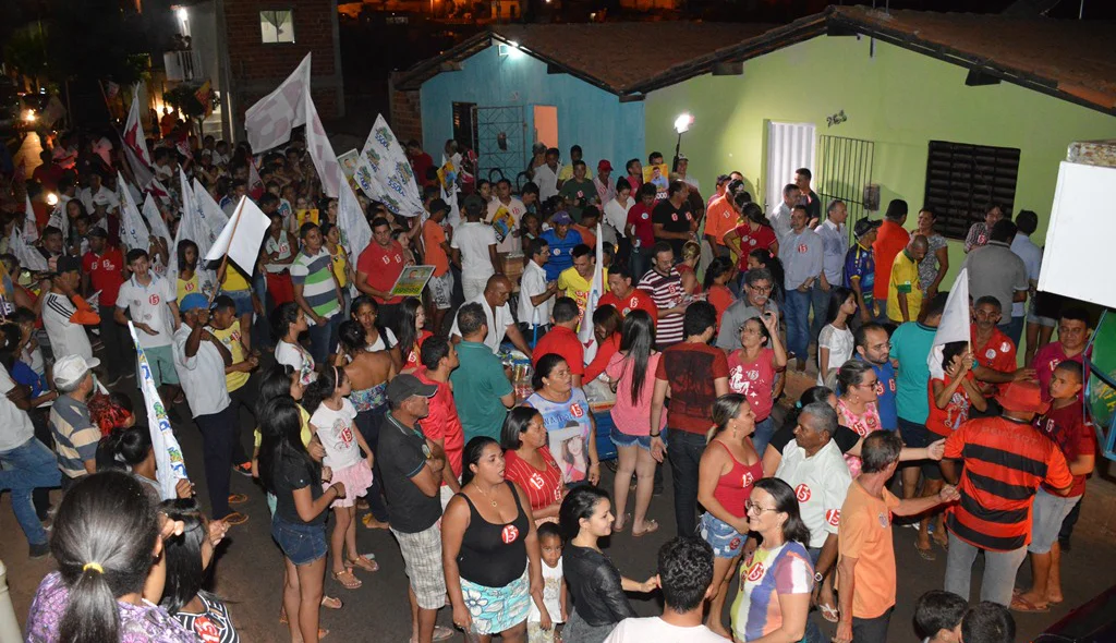 Simpatizantes do Padre Walmir tomam as ruas do bairro Aerolândia