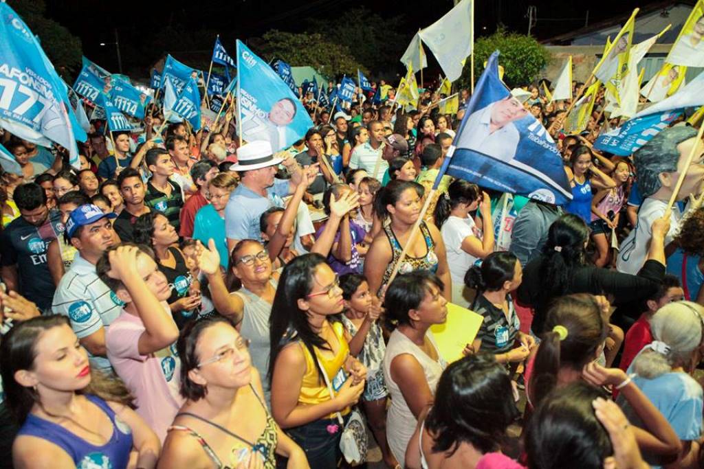 Público acompanha comício de Gil Paraibano