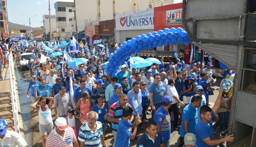 Milhares de pessoas participam de caminhada em prol da candidatura de Gil Paraibano