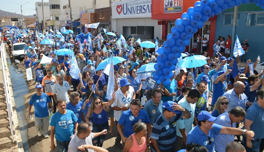 Vestida de azul multidão lota as ruas de Picos
