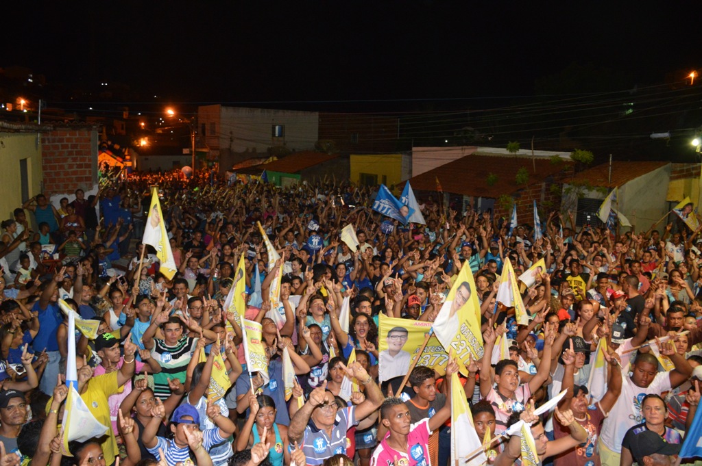 Comício de Gil Paraibano reúne centenas de pessoas