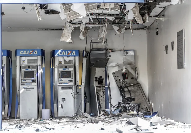 Bandidos explodem caixa eletrônico nesta madrugada em Teresina 