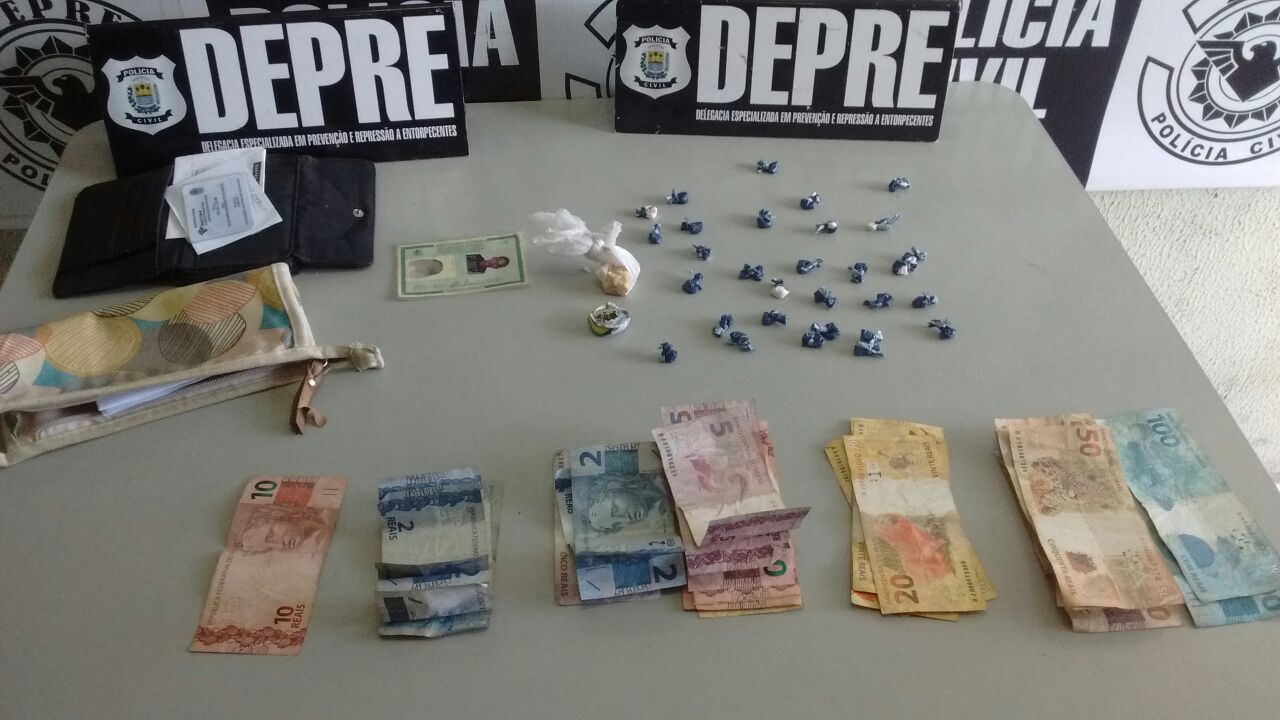 Drogas e dinheiro apreendidos pela polícia