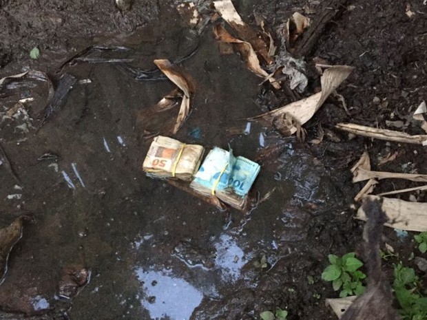 Dinheiro foi encontrado na lama