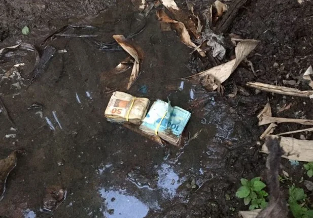 Dinheiro foi encontrado na lama