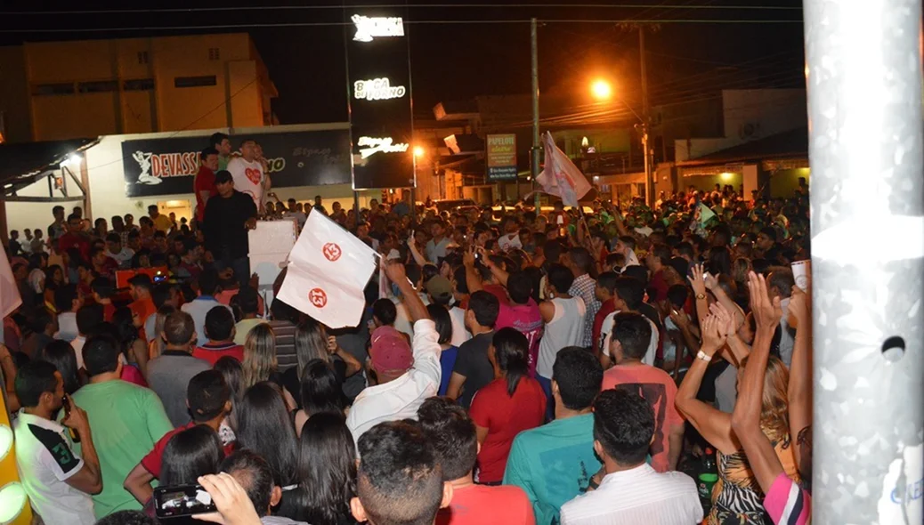 Multidão aplaude o prefeito reeleito de Padre Walmir