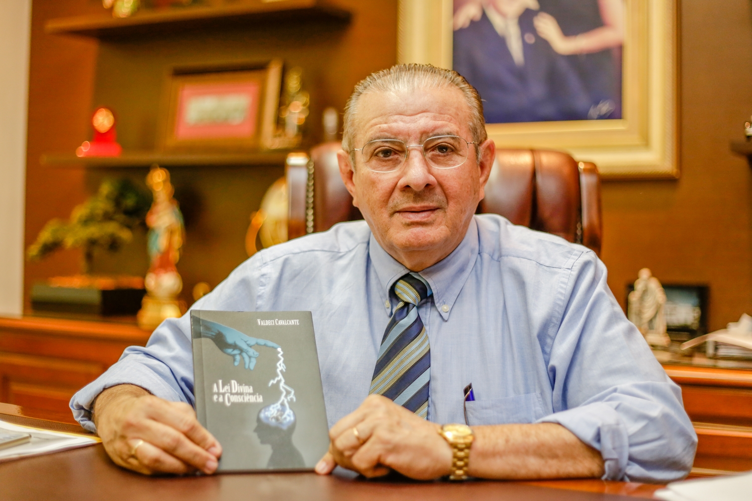 Valdeci Cavalcante apresenta seu livro, A Lei Divina e sua Consciência