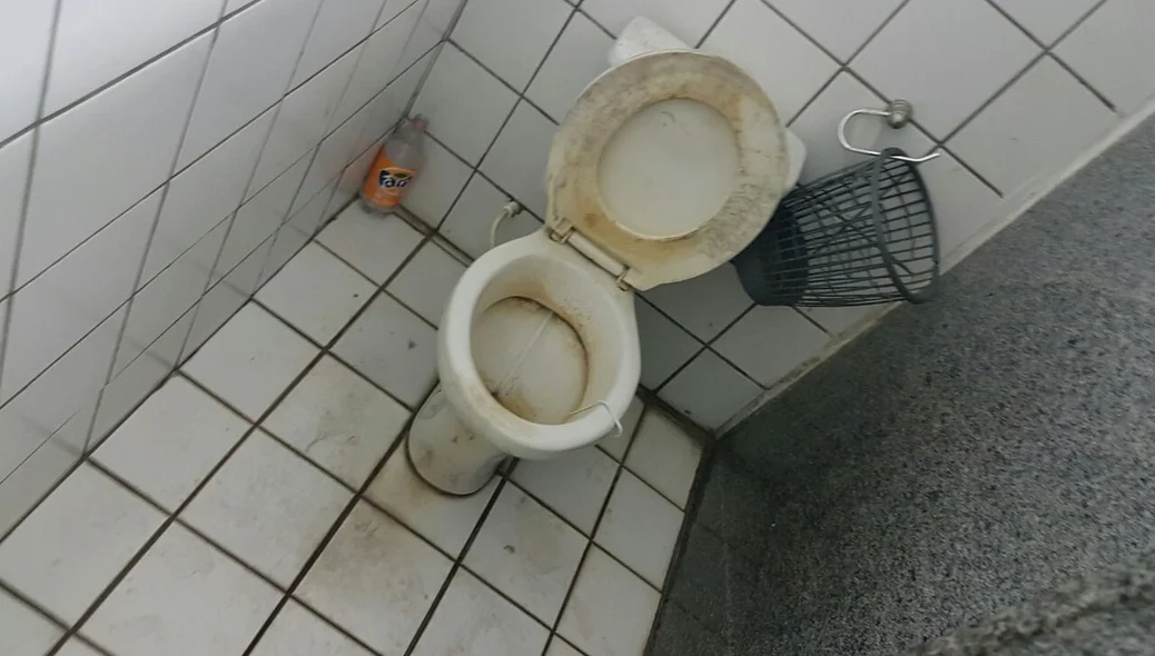 De acordo com a denúncia, os banheiros tem péssimo odor