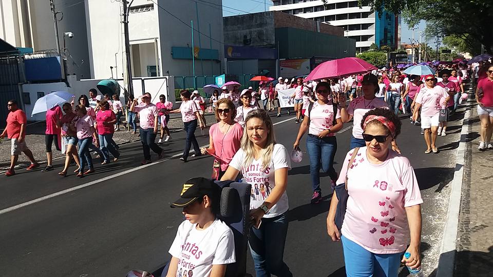 Regina Sousa participa de caminhada do Outubro Rosa