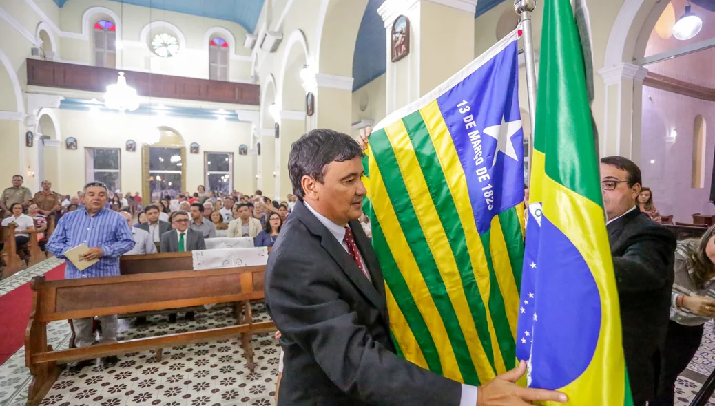 Governador Pendura bandeira no mastro da Igreja