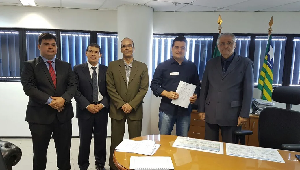 PSC entrega documento ao desembargador Joaquim Santana