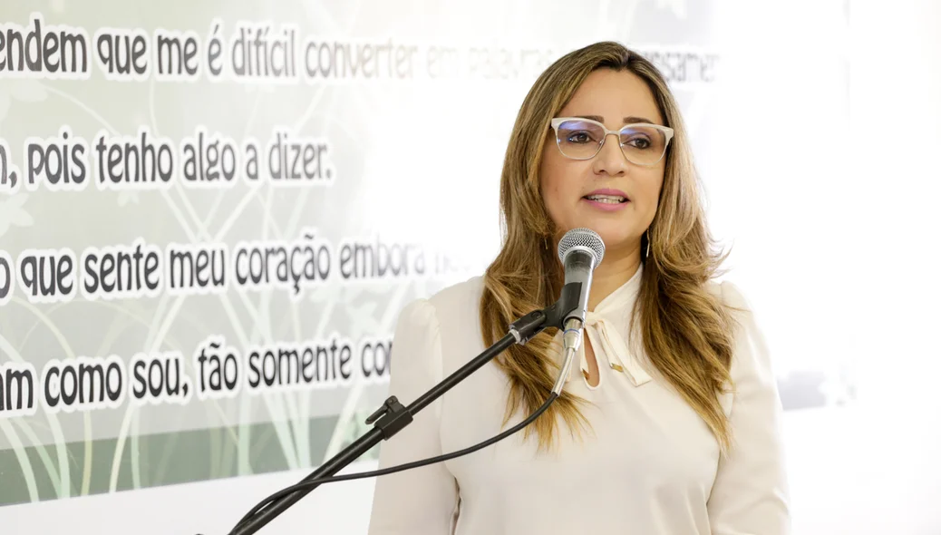 Rejane Dias durante seu pronunciamento