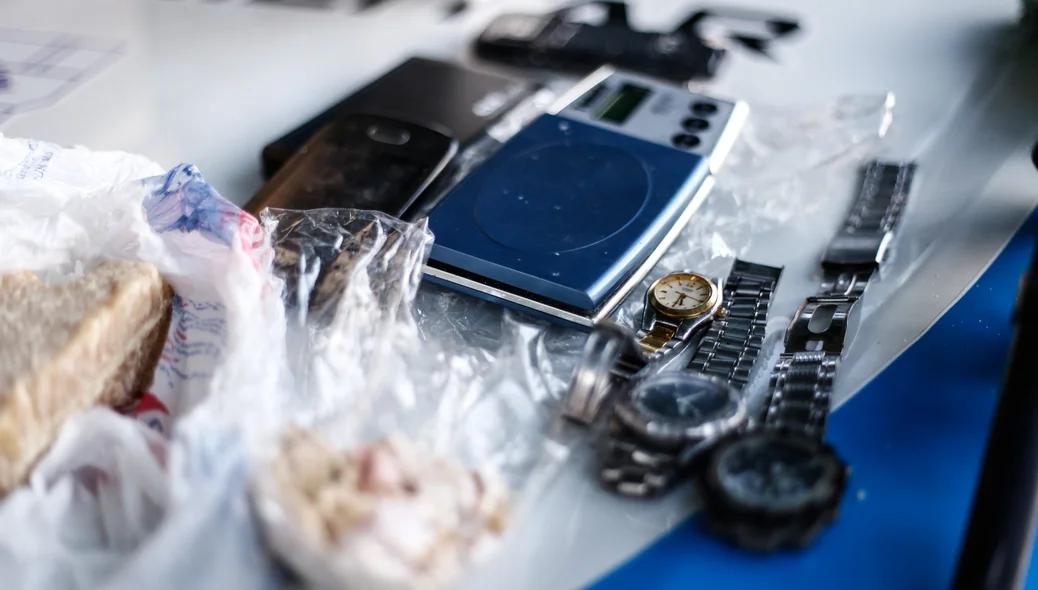 Drogas celulares e balança de precisão apreendidos pela polícia 