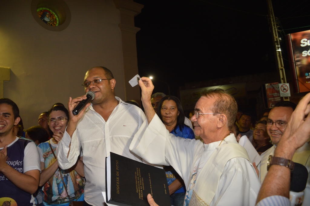 Padre Chiquinho recebe imagem peregrina.