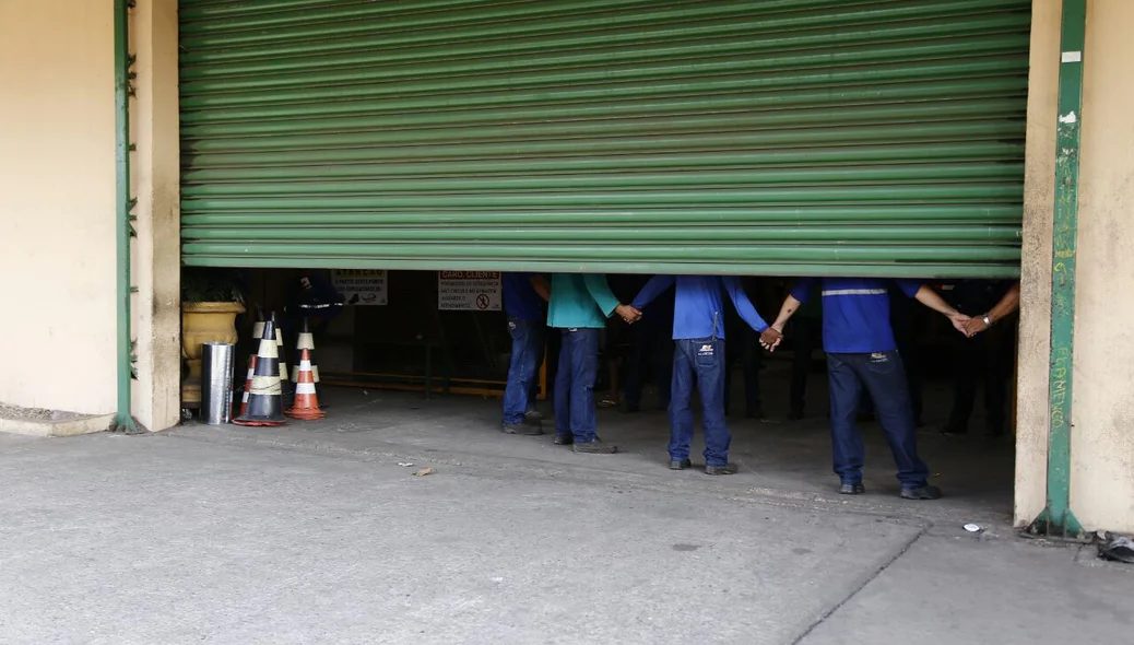 Funcionários da Ferronorte rezando depois do assalto 