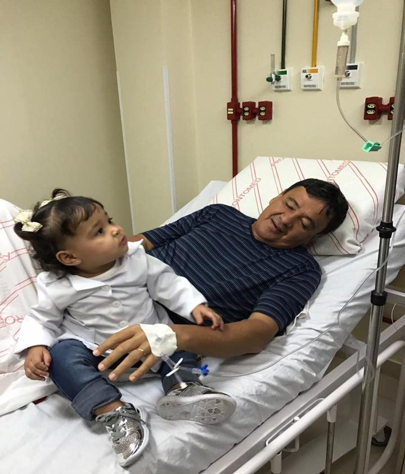 Wellington Dias recebe visita da neta em hospital