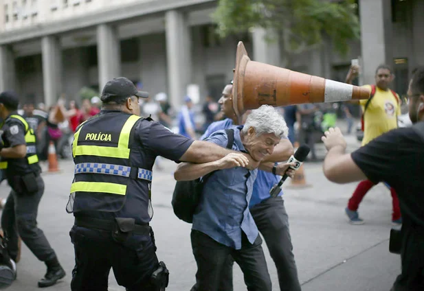 Caco Barcellos foi agredido por manifestantes