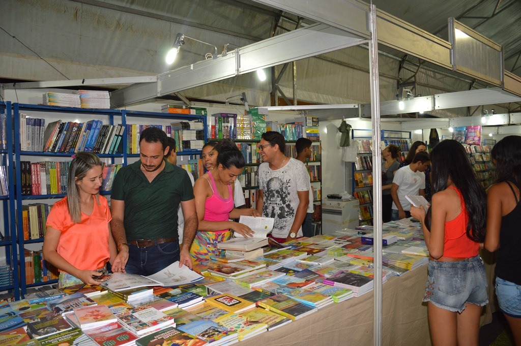 Público visita o stand de livros