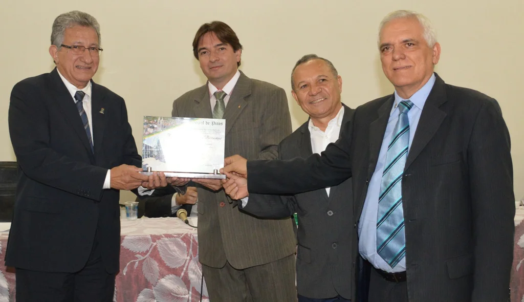Luiz Júnior recebe placa representativa do título de cidadão.