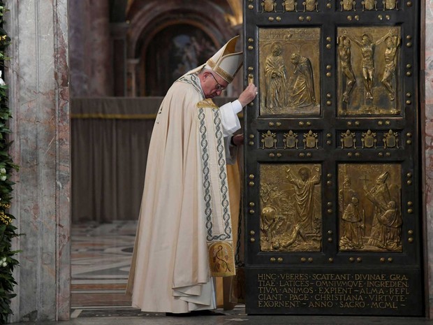 Papa Francisco fecha a porta que simboliza o encerramento do ano da Misericórdia