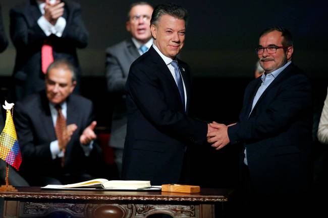 Governo e Farc assinam novo acordo de paz na Colômbia