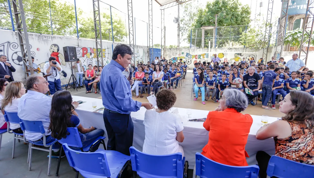 Governador conversando com os alunos da escola Santa Filomena 