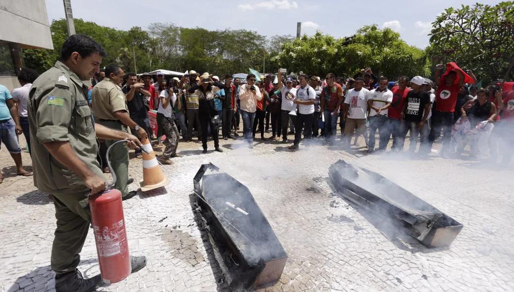 Manifestantes queimaram caixões