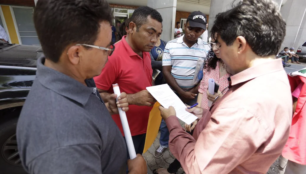O secretário de Desenvolvimento Rural do Piauí (SDR), Francisco Lima, conversou com manifestantes