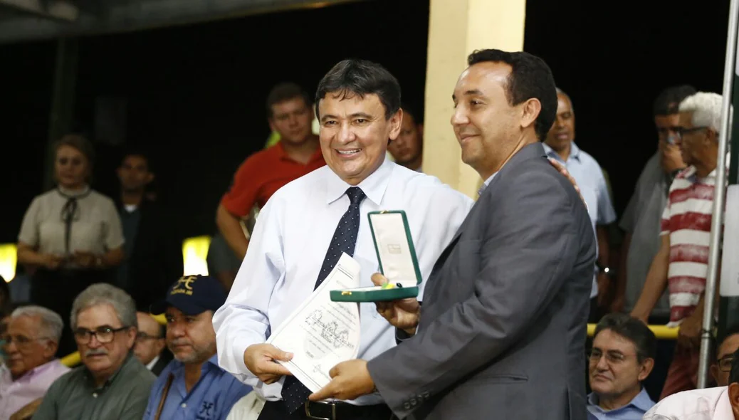O reitor da Uespi Nouga Cardoso recebe medalha das mãos de Wellington Dias