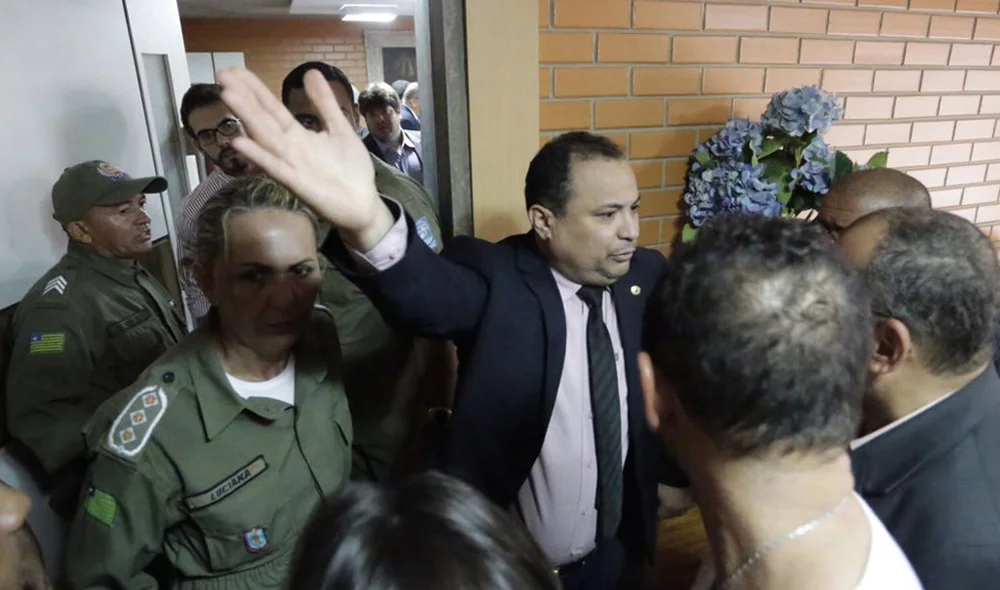 Evaldo Gomes tenta conversar com manifestantes