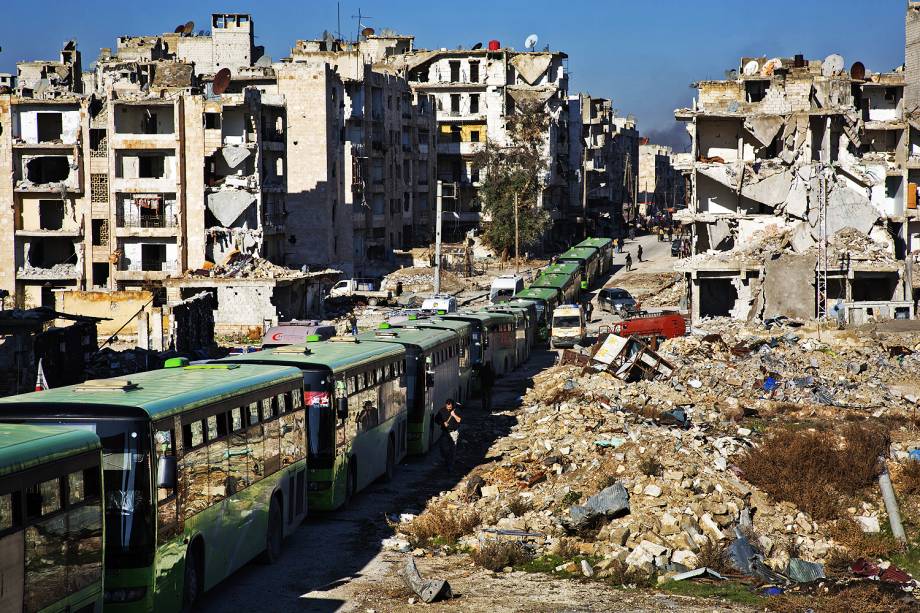 Civis continuam sendo retirados de Aleppo