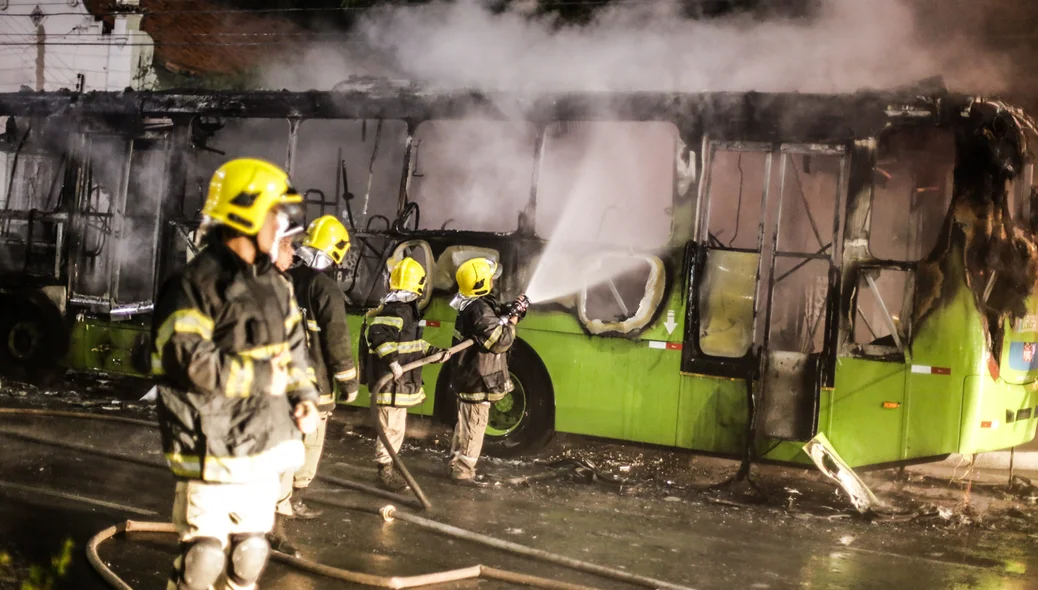 Bombeiros apagam incêndio em ônibus