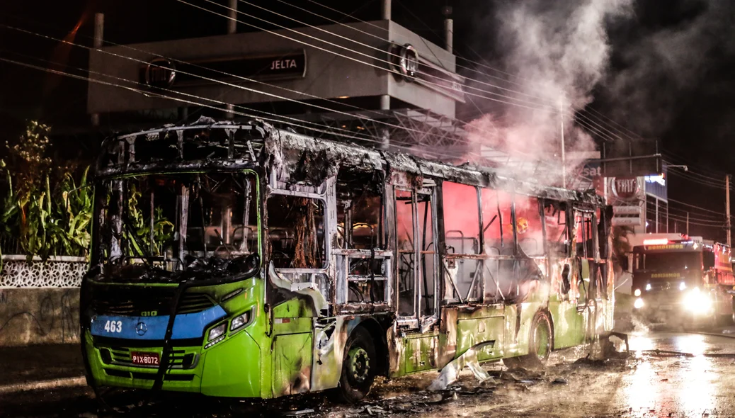 ônibus ficou destruído após incêndio