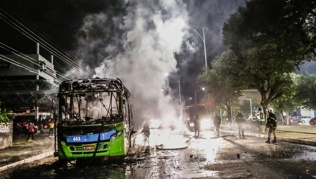 ônibus foi incendiado por manifestantes na avenida Frei Serafim
