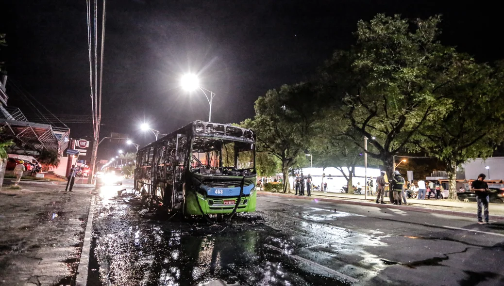 ônibus foi incendiado por manifestantes na avenida Frei Serafim