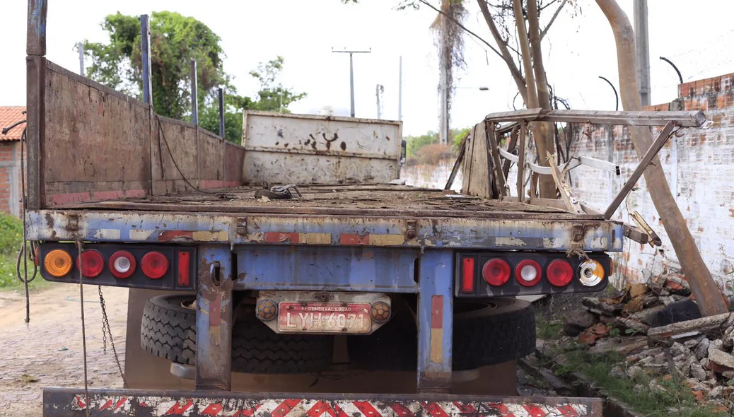 Traseira do caminhão de placa LYH-6071, de Demerval Lobão.