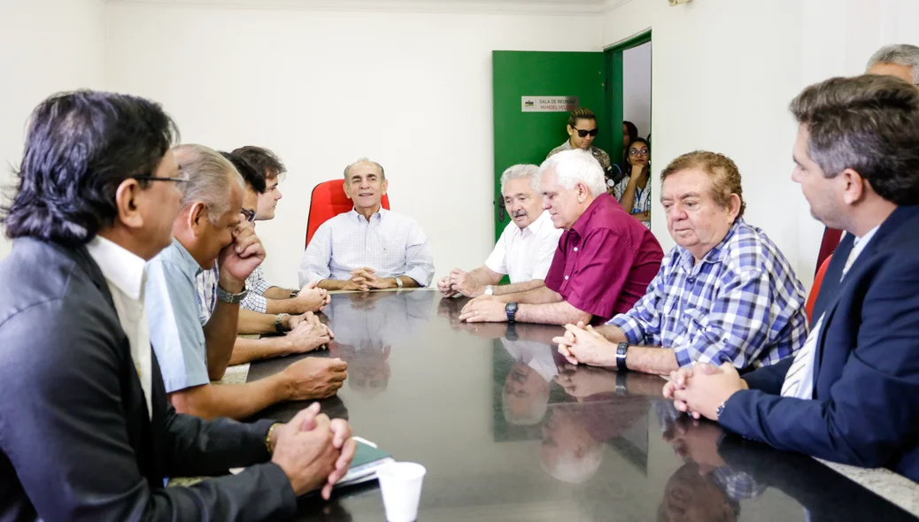 Autoridades presentes na visita do Senador Elmano Férrer ao PMDB