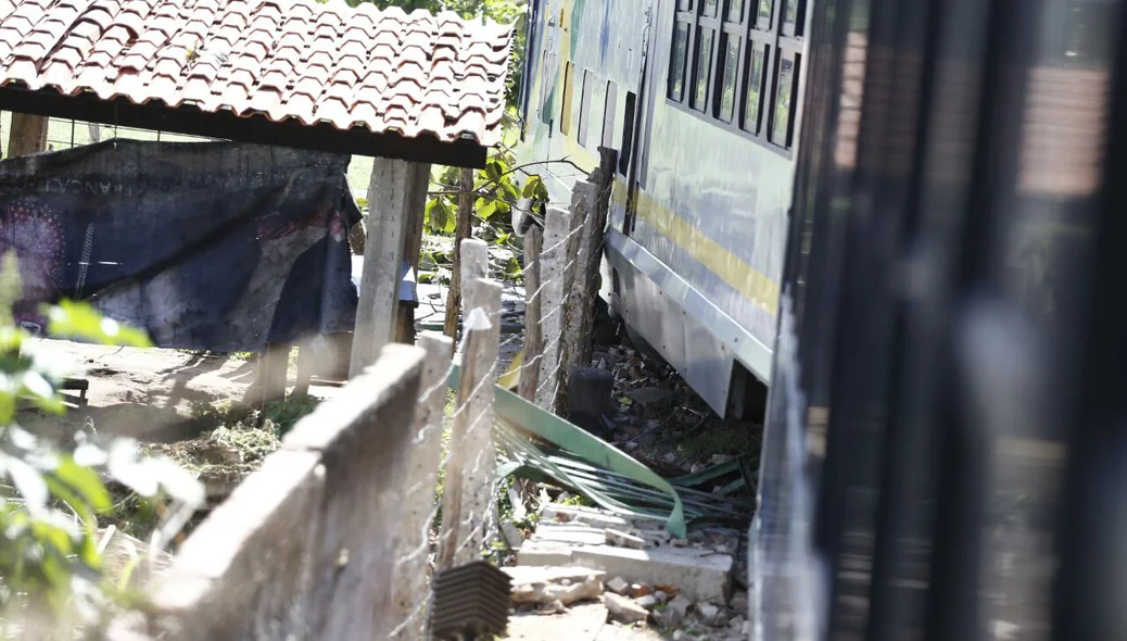 Metrô de Teresina descarrila e atinge muro de estação no Dirceu II