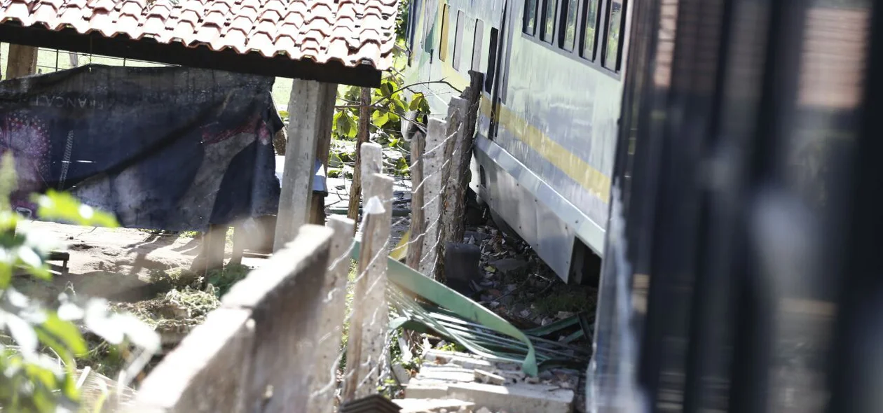 Metrô de Teresina descarrila e atinge muro de estação no Dirceu II