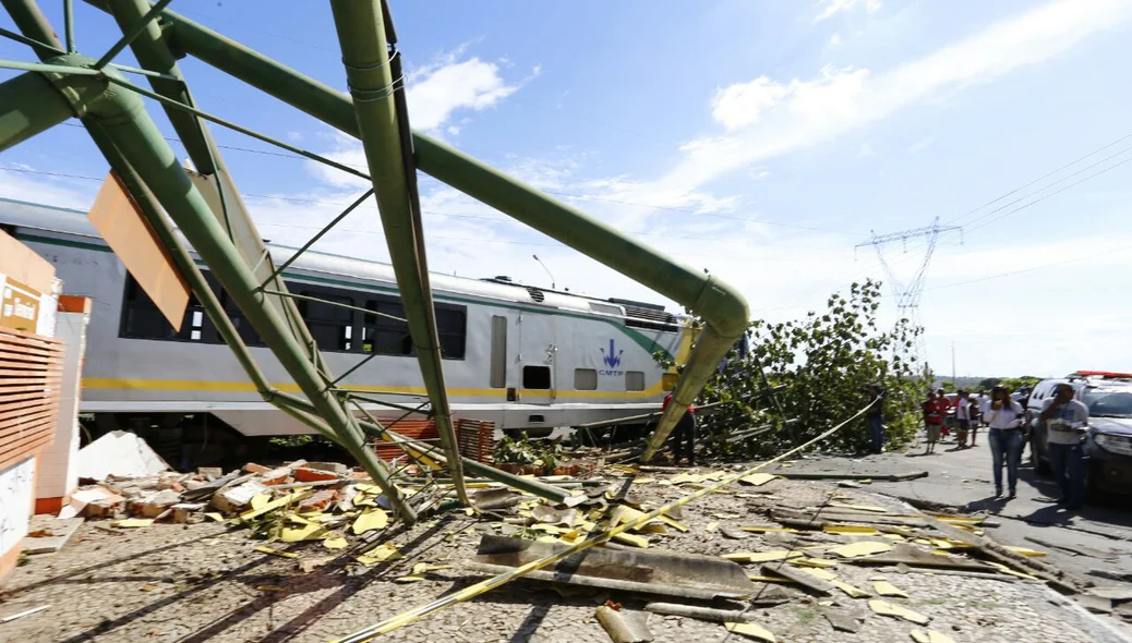 Metrô de Teresina descarrila e destrói parte de muro de estação no bairro Dirceu